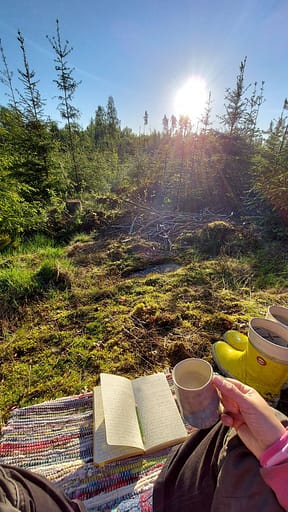 Istun metsässä räsymatolla, juon kahvia ja kirjoitan omia kirjoitustehtäviäni.